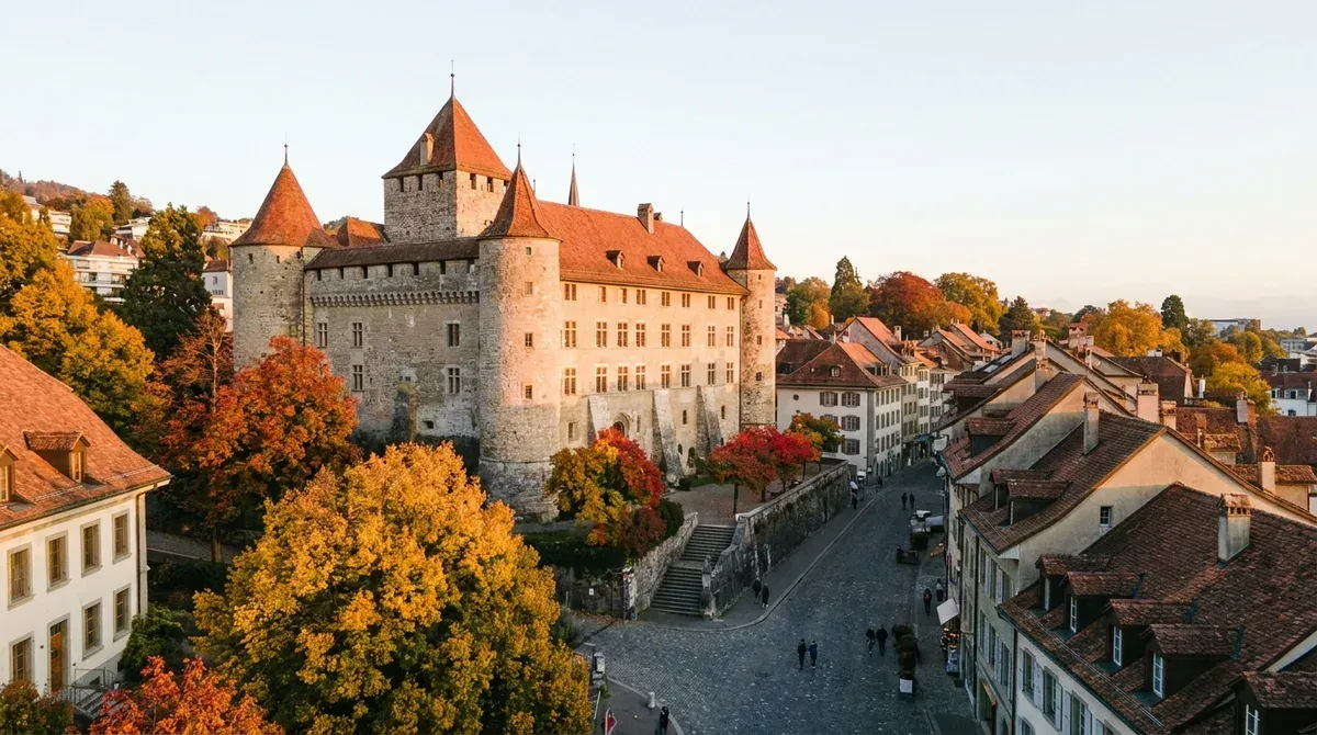 Façade du château Saint-Maire et vieille ville de Lausanne sous un ciel d'automne